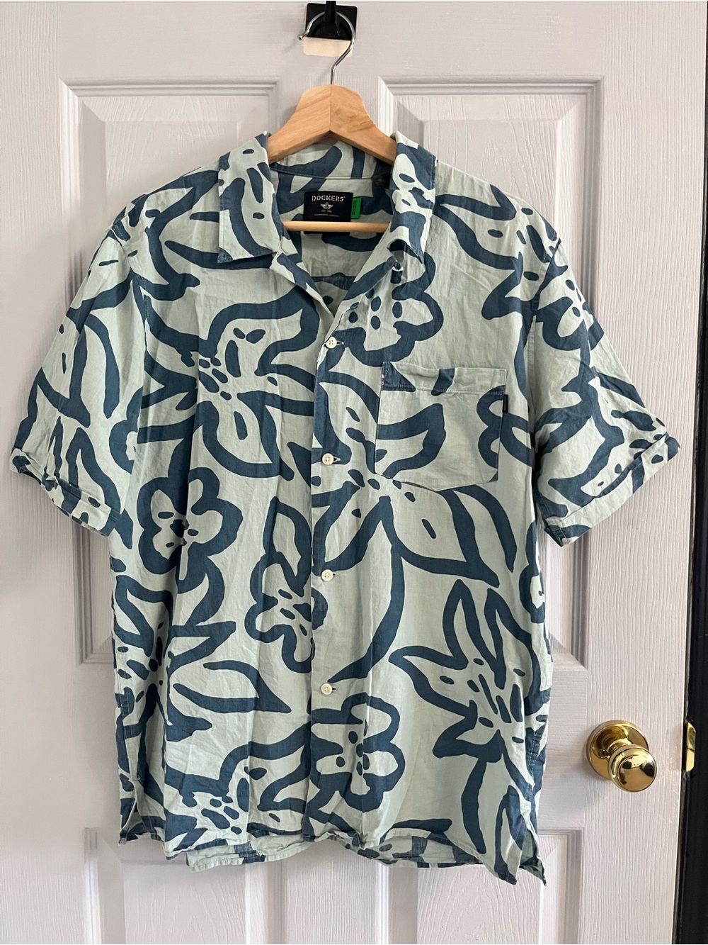DOCKERS // Patterned Short Sleeve Button-Up // Size M